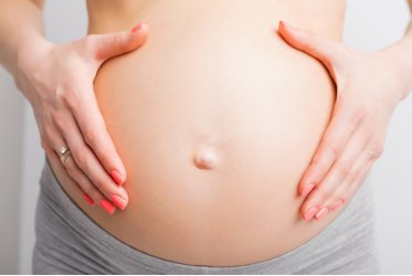 ¿Tu abdomen está distinto tras el parto? Cómo tratar la diástasis