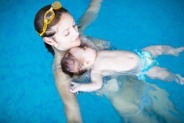 Bebé al agua: cuanto antes aprendan a nadar, mejor